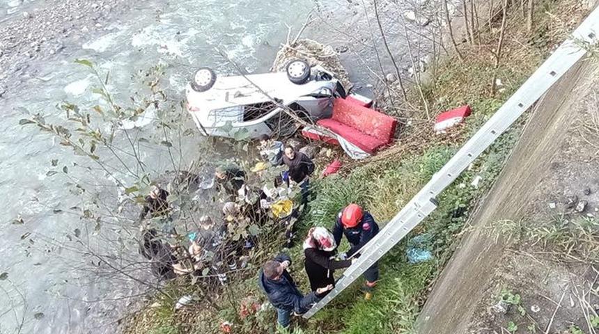 Sürücü adayının kullandığı araba dereye uçtu! 3 yaralı