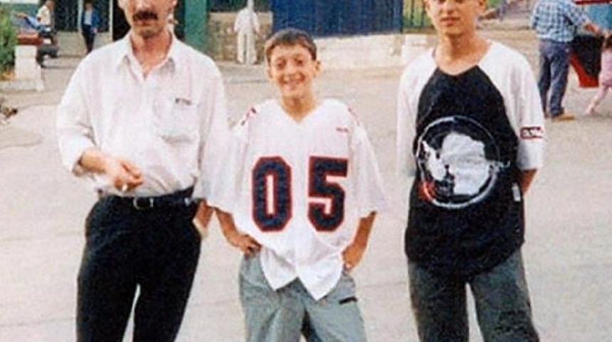 Mesut &Ouml;zil'in &ccedil;ocukluk fotoğrafı sosyal medyada ilgi g&ouml;rd&uuml;