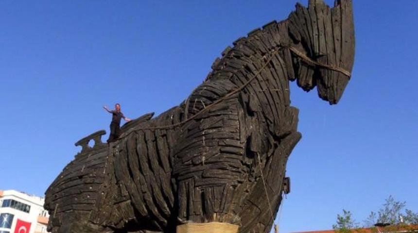 Truva atından d&uuml;şerek &ouml;len Mestan G&uuml;ney toprağa verildi