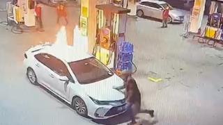 Benzin istasyonunda korku dolu anlar! Otomobil akaryakıt dolumu sırasında bir anda alev aldı
