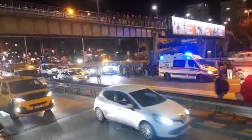 Kadıköy'de üst geçitten atlayan bir kişi ağır yaralandı! Yardımına sürücüler koştu