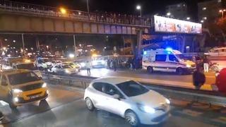 Kadıköy'de üst geçitten atlayan bir kişi ağır yaralandı! Yardımına sürücüler koştu