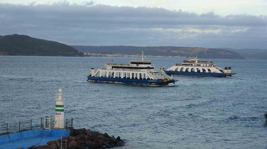 Feribot seferlerine fırtına engeli