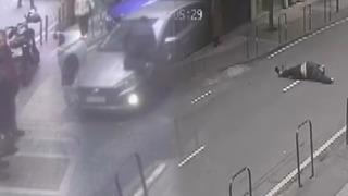 Yer: İstanbul! Görenler anlam veremedi, bir anda aracın üzerine atladı