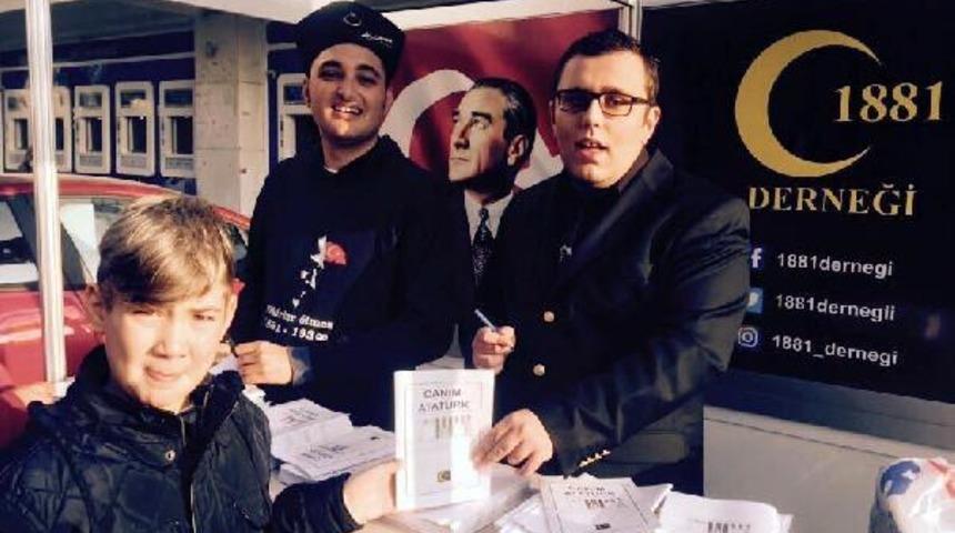 &Ccedil;ocuklar i&ccedil;in 'Canım Atat&uuml;rk' kitabını dağttılar