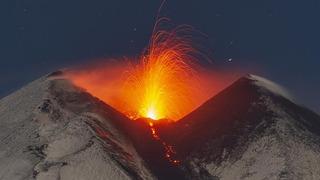 Güçlü şekilde kül ve lav püskürttü! İtalya'daki Etna Yanardağı'nda volkanik hareketlilik devam ediyor