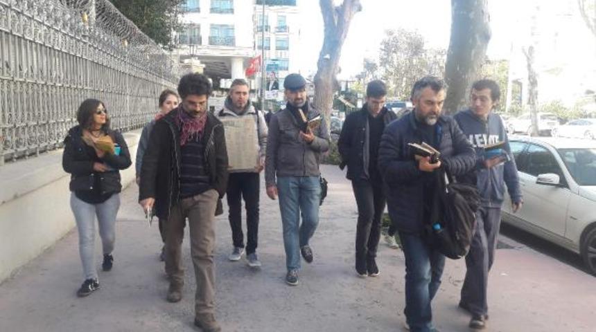 Orhan Veli'yi 10 kilometre boyunca şiirler okuyarak andılar