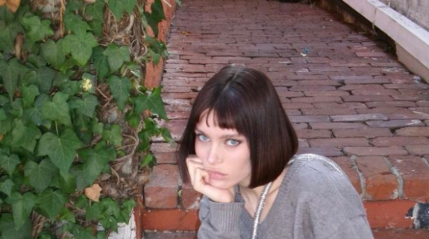 Eski yetişkin film yıldızı Lana Rhoades dantel elbisesiyle şov yaptı! Kıvrımlarının gözükmesine aldırış etmedi