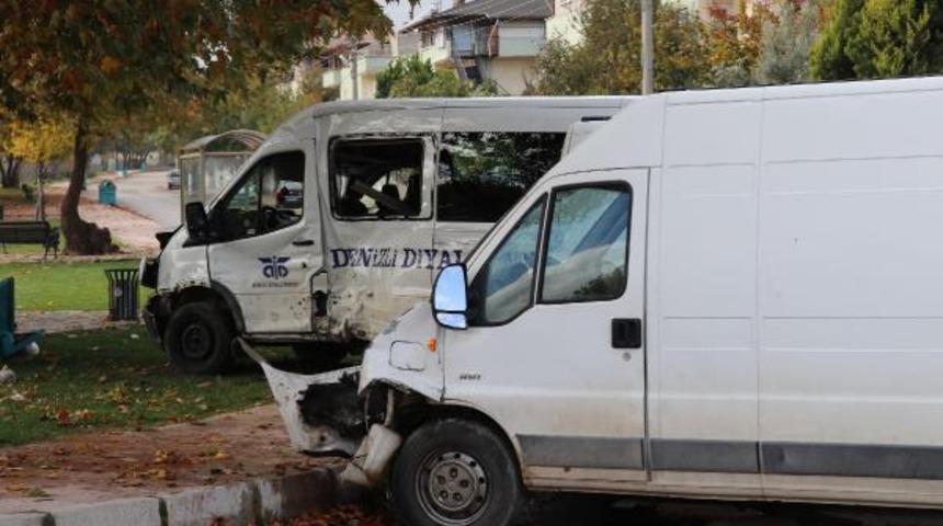 Diyaliz hastalarını taşıyan minib&uuml;s kaza yaptı; 1 &ouml;l&uuml;, 6 yaralı