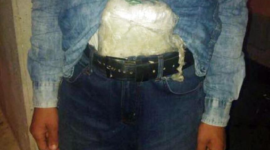 Otob&uuml;ste v&uuml;cuduna sarılı esrarla yakalandı