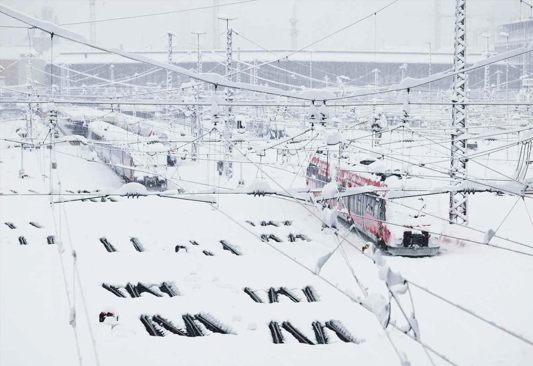 O Avrupa &uuml;lkesi kar altında! Tren seferleri ve u&ccedil;uşlar iptal edildi... Yolcular geceyi trenlerde ge&ccedil;irdi
