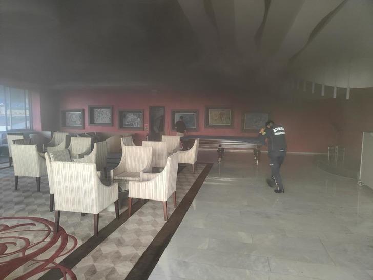 Lüks otelde korkutan yangın! Herkes tahliye edildi: Söndürme çalışmaları sürüyor