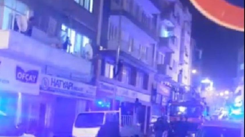 İntihar i&ccedil;in binaya &ccedil;ıktı, aydınlatma direğine atlayıp kayarak indi