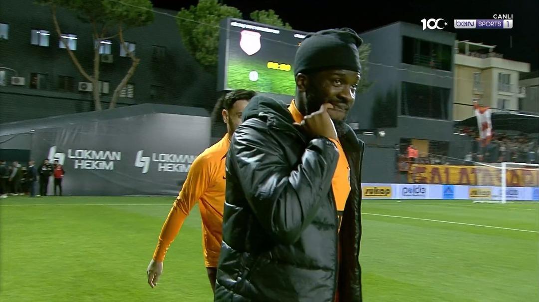 Pendikspor - Galatasaray ma&ccedil;ı &ouml;ncesinde Ndombele'nin o g&ouml;r&uuml;nt&uuml;s&uuml; sosyal medyanın g&uuml;ndemine oturdu! Sahaya dişlerini karıştırarak girdi