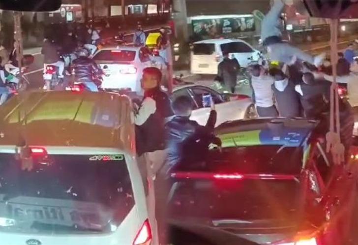 Beşiktaş'ta skandal olay! Araçlarından inen grup caddeyi trafiğe kapattı