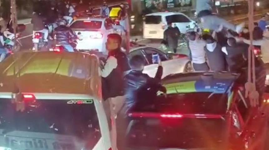 Beşiktaş'ta skandal olay! Araçlarından inen grup caddeyi trafiğe kapattı