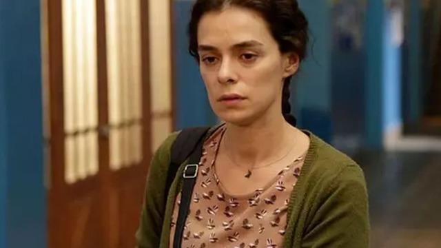 Alina Boz ile evlenen Umut Evirgen’in nikah şahidi olan Özge Özpirinçci düğün tarzıyla dikkat çekti! Sütyensiz haline yorum yağdı