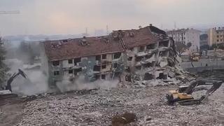 4 katlı bina saniyeler içerisinde yerle bir oldu! O anlar kamerada