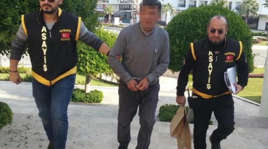 İki arkadaşın kavgasında bı&ccedil;aklanma anı ve sonrası kamerada