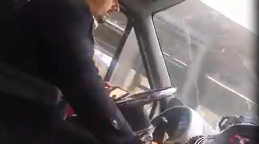 Minib&uuml;s şof&ouml;r&uuml; seyir halindeyken cep telefonuyla oyun oynadı