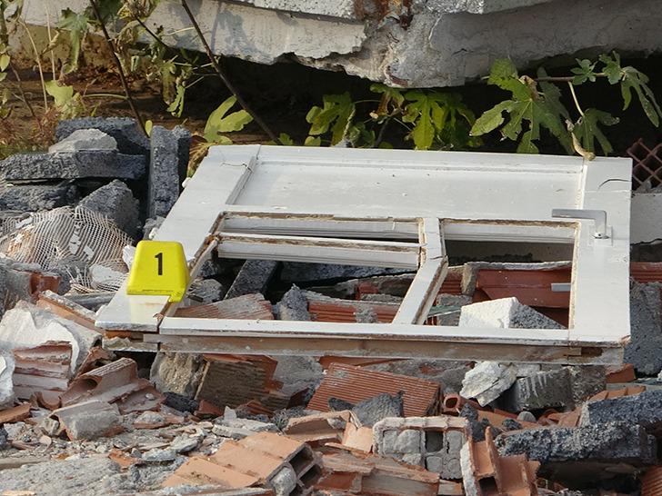 Malatya'da feci olay! Ağır hasarlı binada söktüğü kapı ile 4. kattan aşığı düştü  