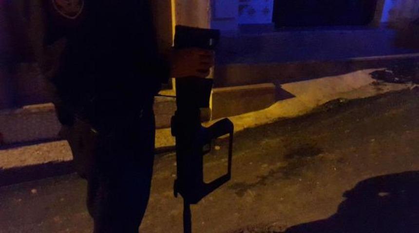 Kızkardeşini pompalı t&uuml;fekle babasını da bı&ccedil;akla yaraladı