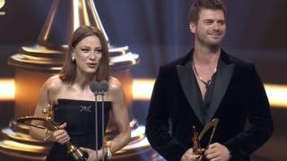 Pantene Altın Kelebek Ödülleri'nde 'Yılın En İyi Dizi Çifti' seçildiler! Kıvanç Tatlıtuğ ve Serenay Sarıkaya'ya yorum yağdı!