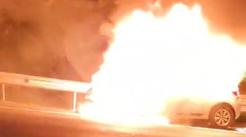 Fatih Sultan Mehmet Köprüsü'nde araç alev alev yandı! 