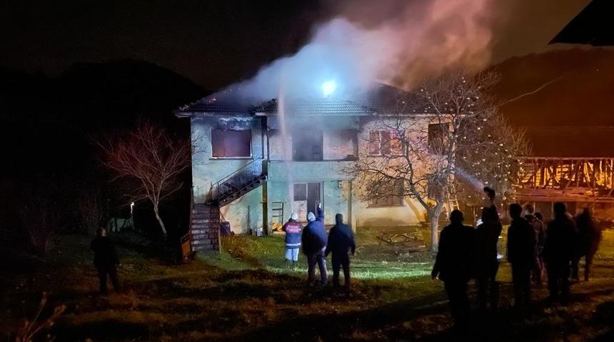 Düzce'de çıkan yangında iki katlı ev tamamen yandı