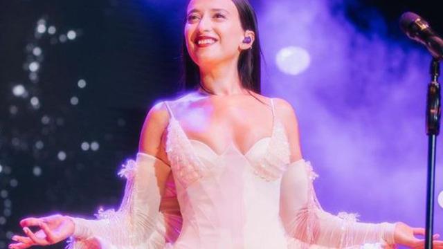 Konseri son anda iptal edince tepki çekmişti... 'Yılın en iyi kadın şarkıcı' ödülünü alan Melike Şahin'in kıyafeti dalga konusu oldu!