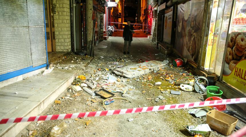 Bursa'da çöken balkonla bir kişinin düşmesi güvenlik kamerasınca kaydedildi