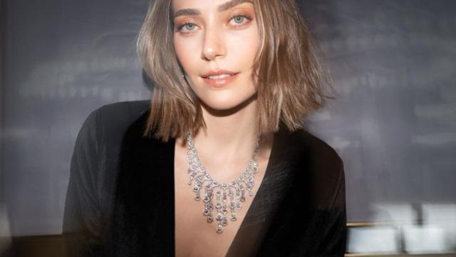 Yalı Çapkını'nın güzeli Öznur Serçeler iddialı tarzıyla geceye damga vurdu! Göğüslerini boncuklarla kapattı