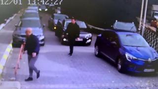 Güzellik merkezine silahlı baskın kamerada! 'Parayı ver yoksa paşa paşa alırız'