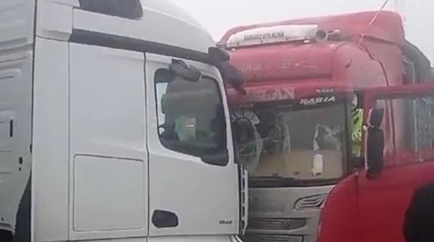 Ağrı’da yoğun sis, 3 araç kaza yaptı