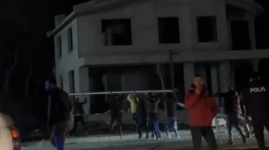 Kazada yola devrilen elektrik direğini el birliğiyle kaldırıp böyle taşıdılar