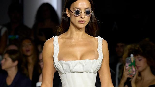 Irina Shayk bilerek frikik verdi! Yok gibi eteğiyle olay poz