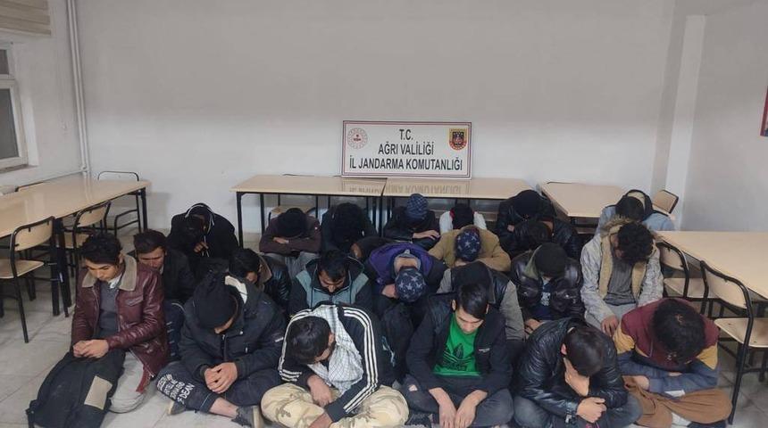 Ağrı'da 24 düzensiz göçmen tıra bindirilirken yakalandı