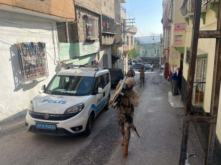 Polise ateş açtı! Özel harekat devreye girdi… Evde etek giymiş halde yakalandı G3