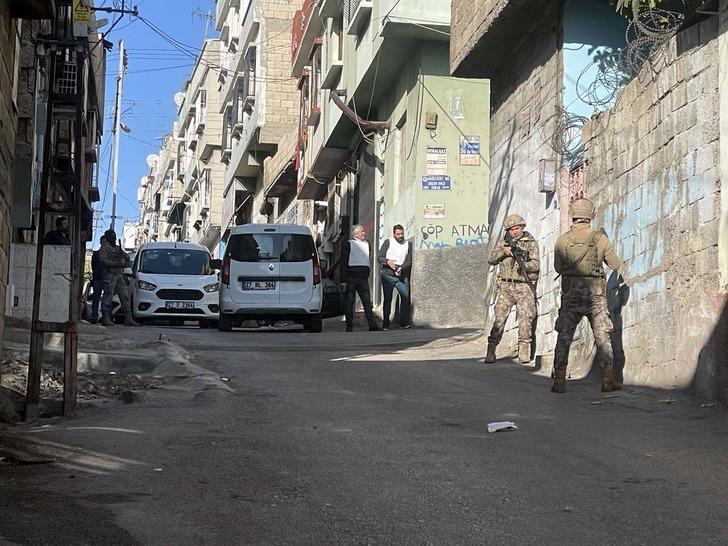Polise ateş açtı! Özel harekat devreye girdi… Evde etek giymiş halde yakalandı G5