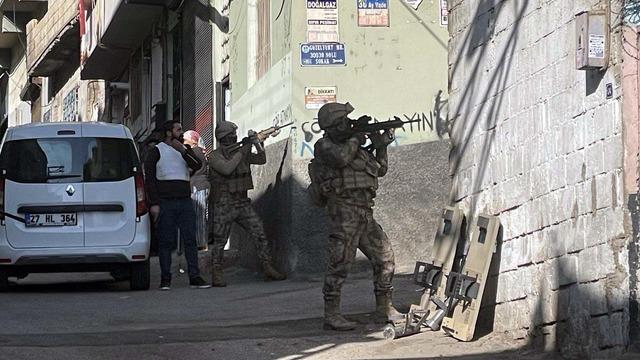 Polise ateş açtı! Özel harekat devreye girdi… Evde etek giymiş halde yakalandı