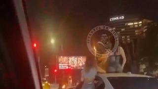 Tepki çeken görüntüler! Seyir halindeki aracın sunroof'undan çıkan kadın twerk yaptı