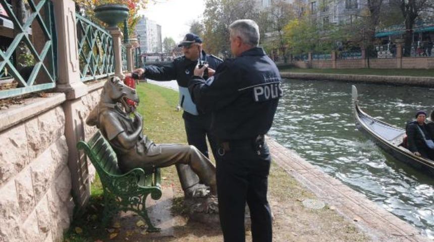 Eskişehir'de '&Ccedil;ekirdek &Ccedil;itleyen Eşek'in kulaklarını kopardılar
