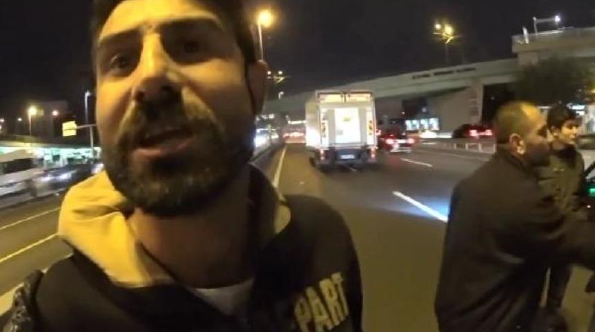 2 yaralı yerde yardım beklerken o aracının derdine d&uuml;şt&uuml;