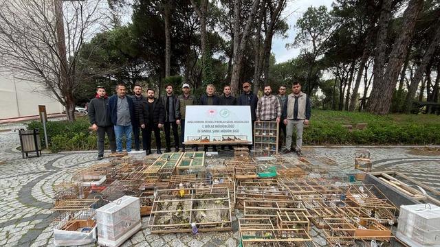 Yasa dışı yakalanarak ticareti yapılan 902 kuş doğaya bırakıldı