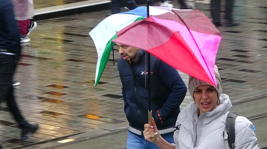 Kuvvetli rüzgar ile yağış vatandaşlara zor anlar yaşattı! Kiminin şemsiyesi kırıldı kimi dükkanların önüne sığındı