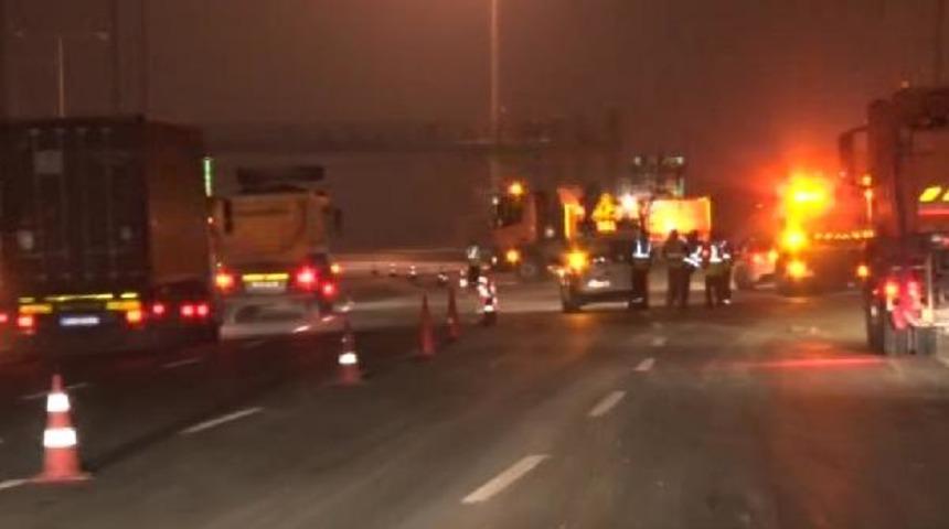 (&Ouml;zel Haber) A&ccedil;ılan damperiyle ışıklı y&ouml;n tabelasına &ccedil;arpan kamyon y&uuml;k&uuml;n&uuml; de otobana boşalttı