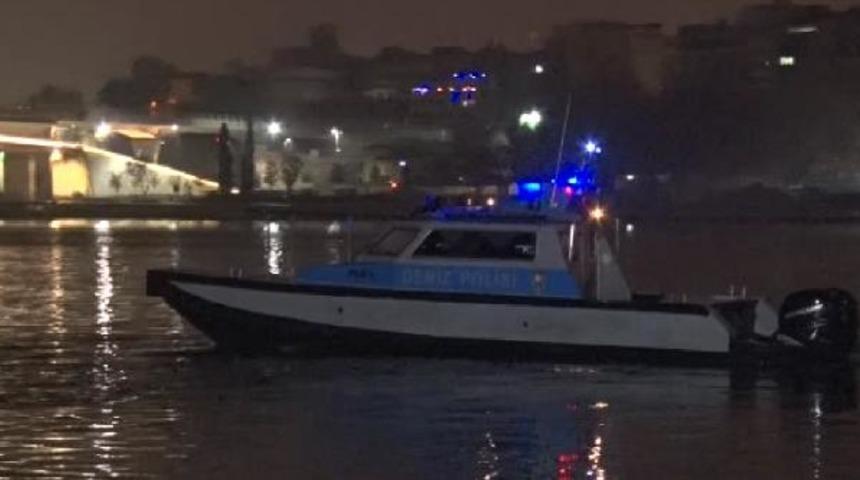 (&Ouml;zel Haber) Galata K&ouml;pr&uuml;s&uuml;'nde balık tutan vatandaşlar denizde erkek cesedi buldu