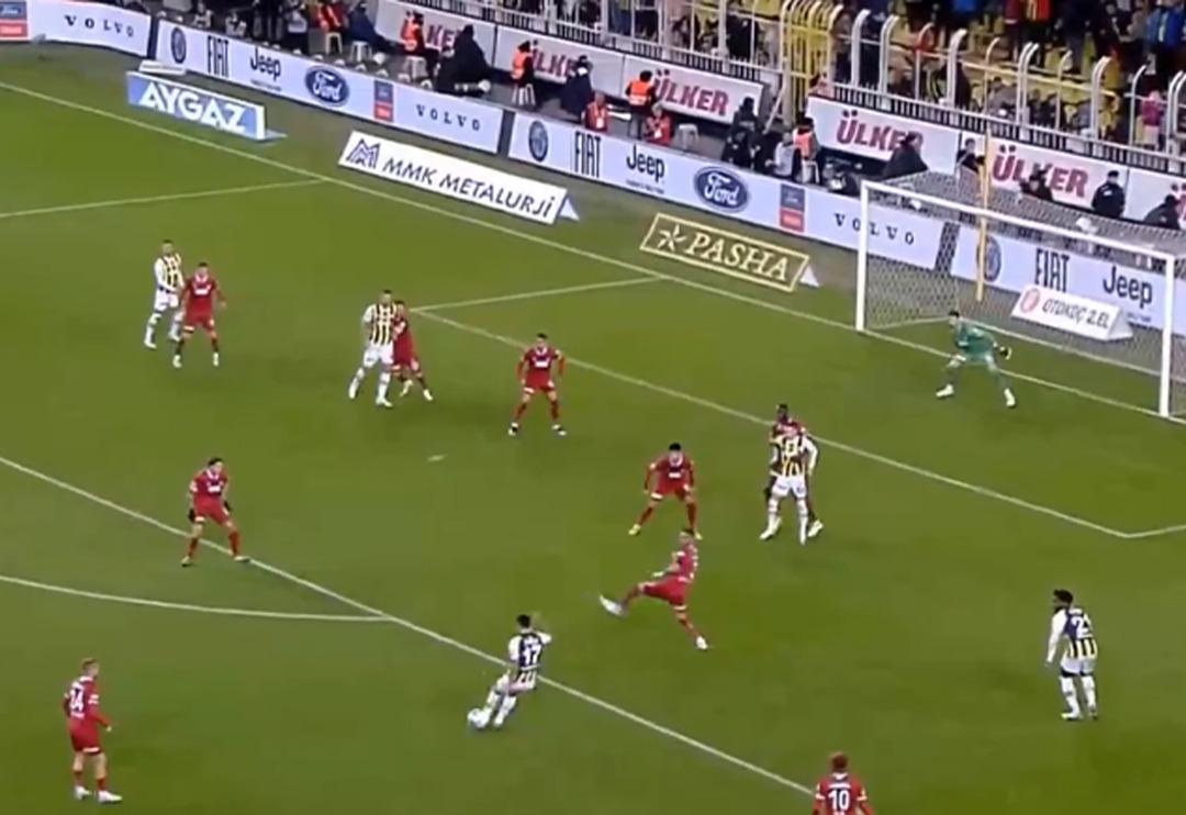 İrfan Can Kahveci'den kaleciyi &ccedil;aresiz bırakan gol! Tekrar tekrar izleniyor...