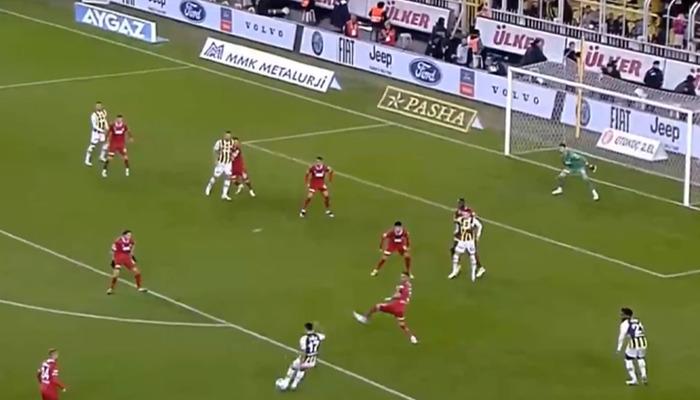 İrfan Can Kahveci’den kaleciyi çaresiz bırakan gol! Tekrar tekrar izleniyor…Fenerbahçe