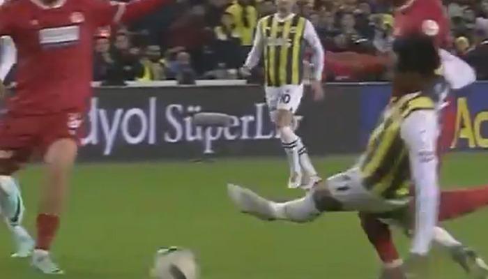 Sivasspor’un futbolcusu Emrah Başsan, maç oynanırken paylaşım yaptı! ”Yazık, günah”Sivasspor